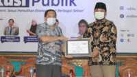 Abdul Fata Kepala Diskop dan UMKM saat menerima piagam penghargaan dari pengurus KSEI JEBIS IAIN Madura