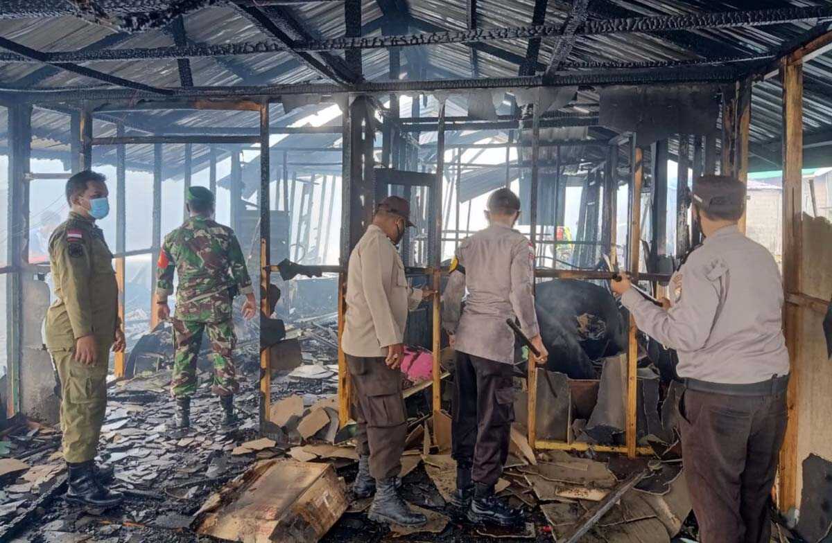 Kebakaran rumah di moro karimun Aparat membersihkan puing-puing kebakaran dua rumah di Moro, Karimun. Kerugian ditaksir Rp150 juta.