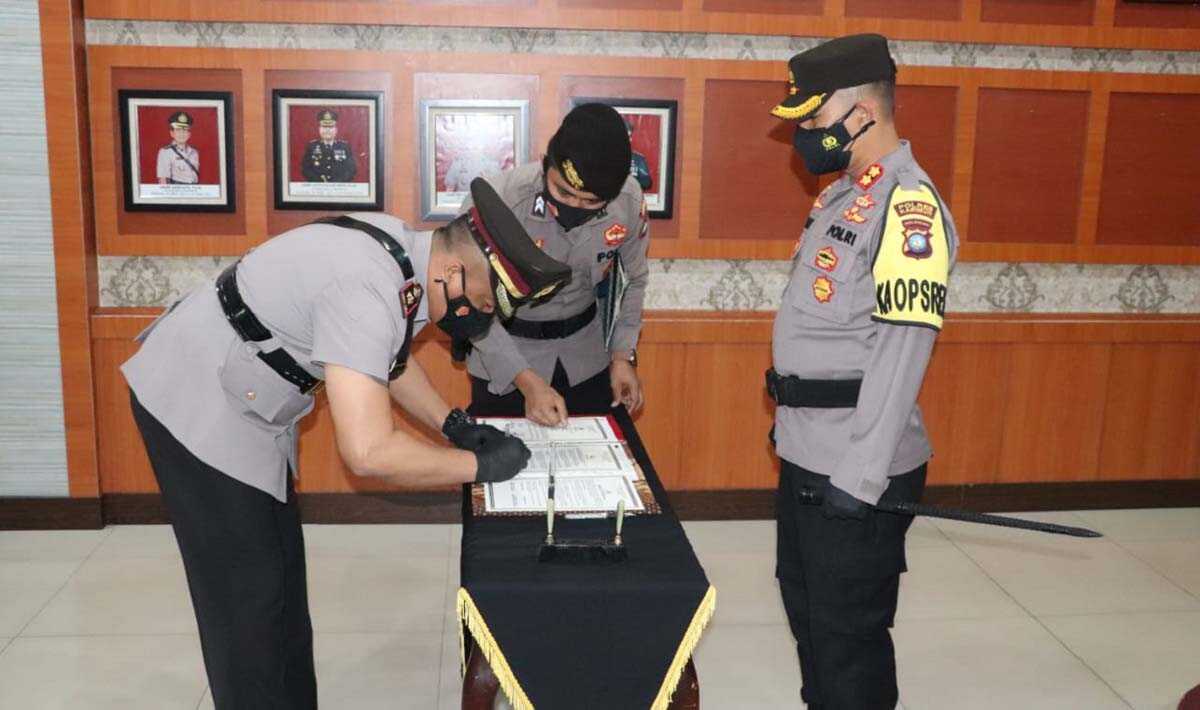 Kompol Isa Imam Syahroni menandatangani naskah pelantikan sebagai Wakapolres Karimun, disaksikan Kapolres Karimun AKBP Muhammad Adenan.
