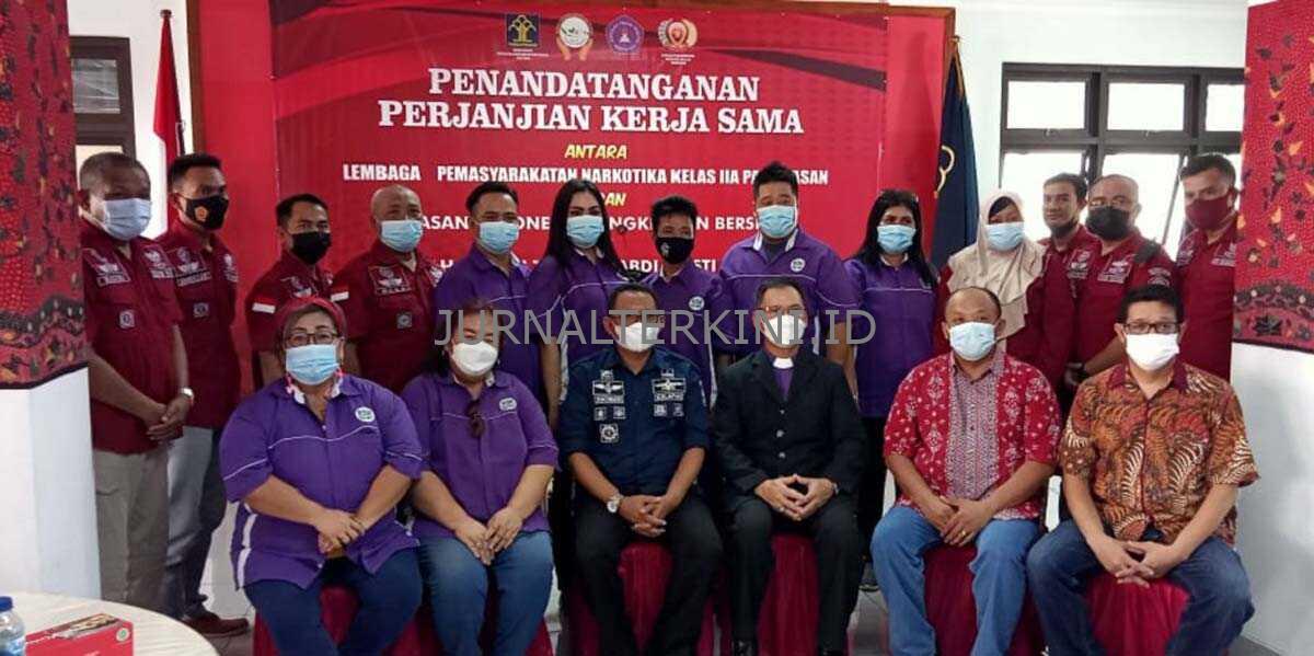 Lembaga Pemasyarakatan (Lapas) Khusus Narkotika (Sustik) Kelas IIA Pamekasan menandatangani perjanjian kerja sama dengan Yayasan Indonesia Bangkit dan Bersinar juga Sekolah Tinggi Teologi Abdi Gusti (STTAG) Surabaya.