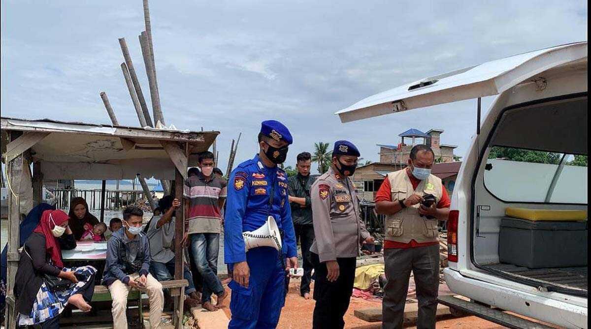 Operasi Penyekatan Polres Karimun Polair Polres Karimun amankan puluhan warga masuk lewat pelabuhan rakyat, terkait dengan operasi penyekatan cegah COVID-19. (foto: yra)