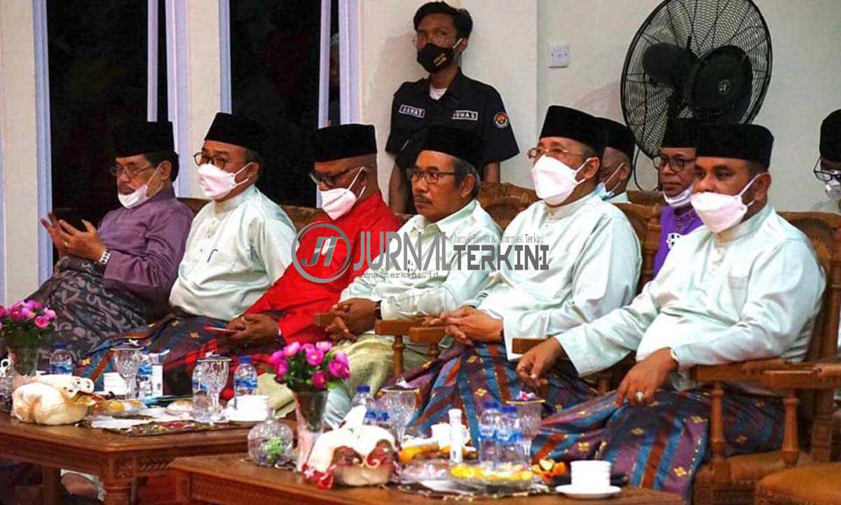 Ketua DPRD Karimun M Yusuf Sirat (3 kanan) menghadiri pembukaan STQ Karimun ke-13/ (foto: dok. Humas Pemkab Karimun)