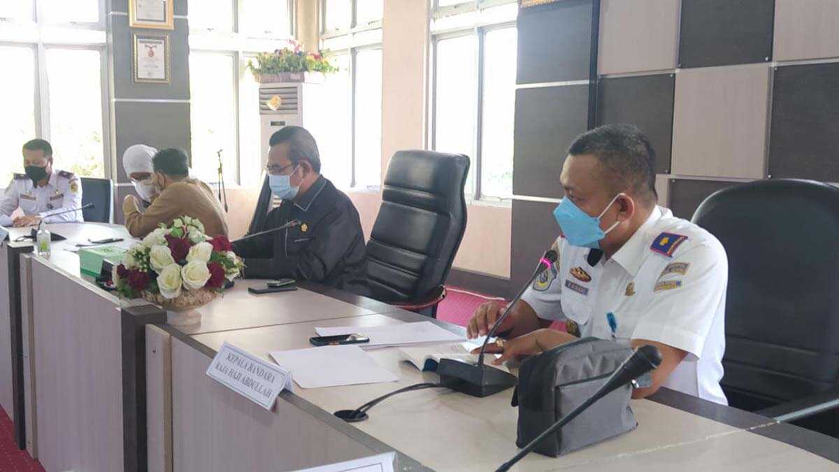 Rapat pengembangan bandara karimun Kepala Bandara RHA Karimun, Fanani Zuhri, (kanan) saat rapat koordinasi pengembangan Bandara RHA Karimun. (foto: yra)