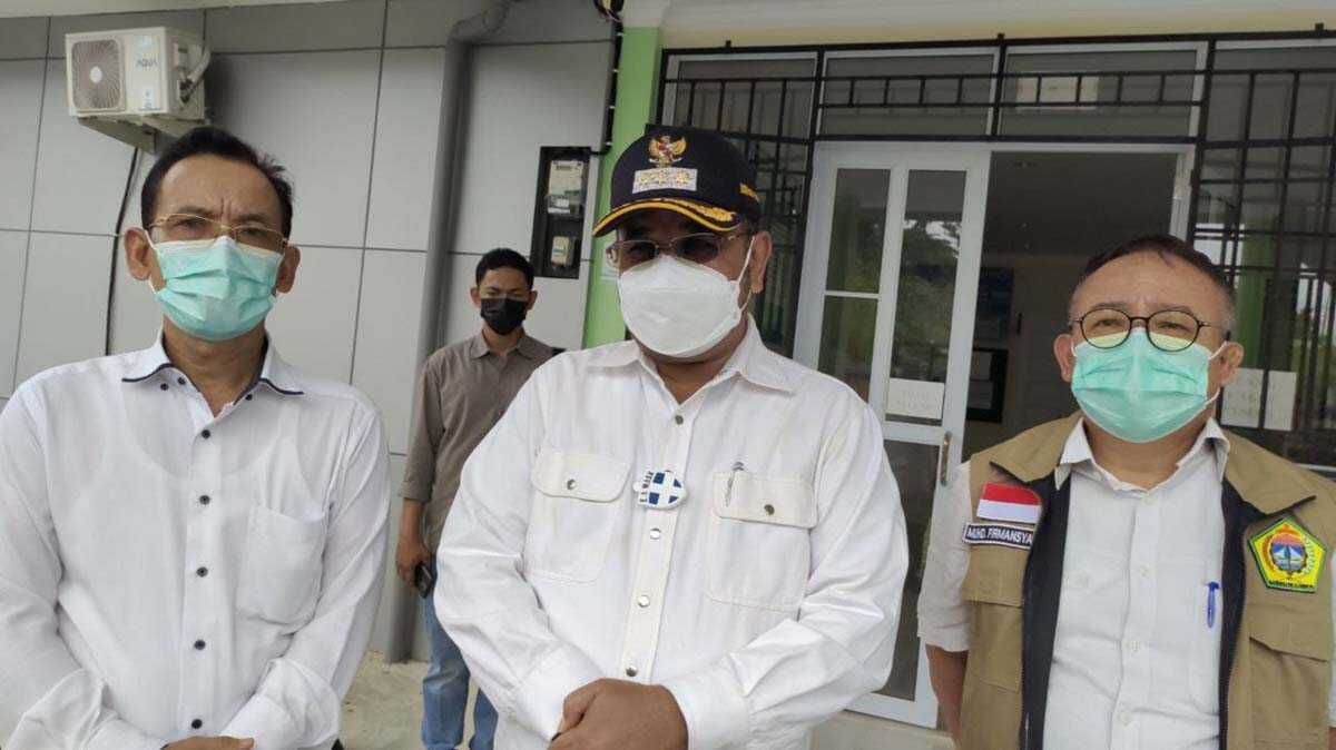 SAtgas COVID-19 Karimun Bupati Karimun Aunur Rafiq didampingi Sekda Muhammad Firmansyah (kanan) dan Kepala Dinas Kesehatan Rachmadi (foto: yra)