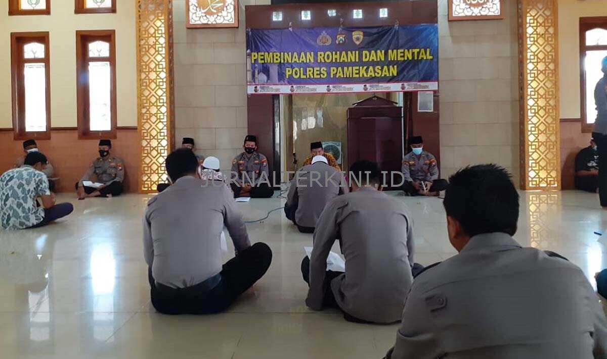 Kegiatan pembinaan rohani dan mental (binrohtal) bagi personel Polres Pamekasan. (foto: fiki)