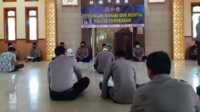 Kegiatan pembinaan rohani dan mental (binrohtal) bagi personel Polres Pamekasan. (foto: fiki)