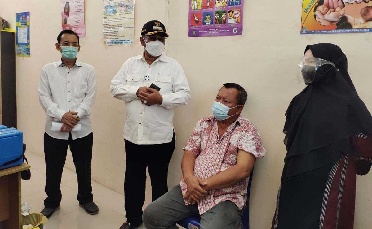 bupati karimun tekan COVID-19 Bupati Karimun Aunur Rafiq didampingi Kepala Dinas Kesehatan Rachmadi ketika berkunjung ke salah satu puskesmas, Bupati menargekan 30.000 warganya divaksinasi COVID-19. (foto: yra)