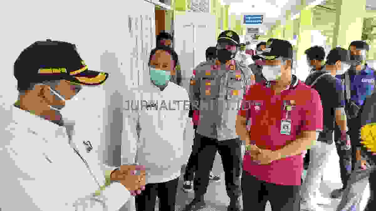 Bupati saat meninjau lokasi karantina SMP 2 Binaan Karimun, Jumat (28/5/2021) pagi.