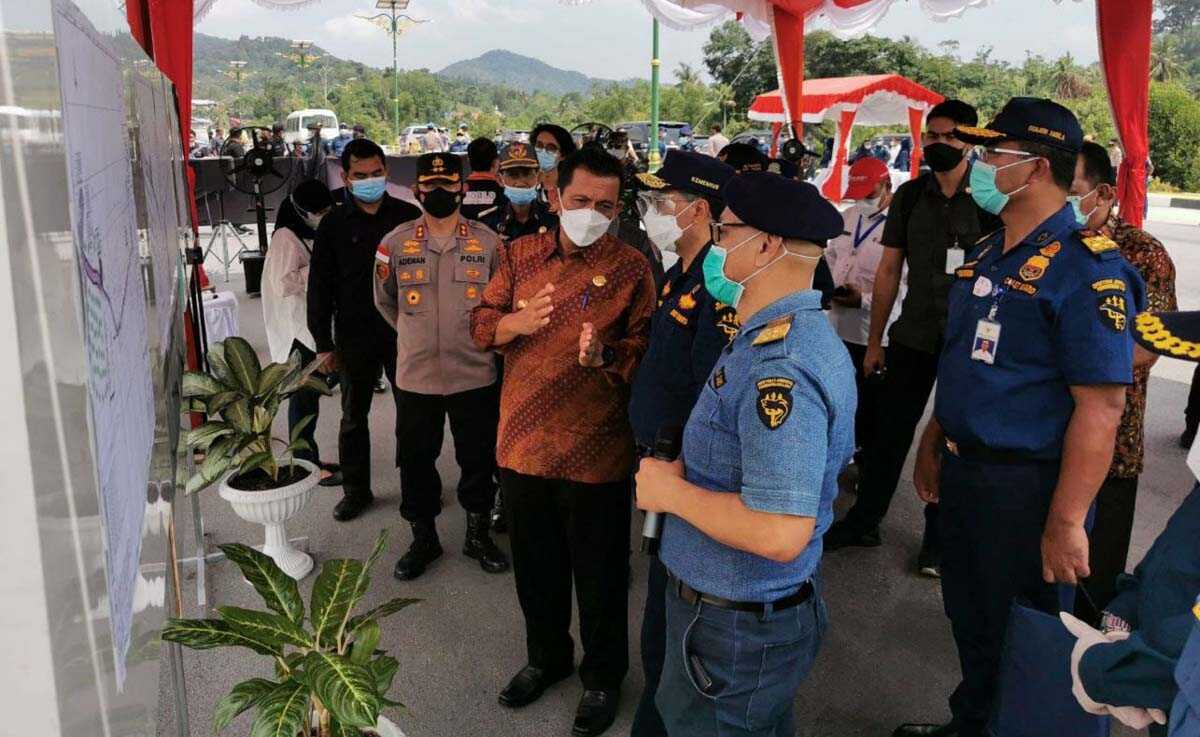 kunjungan menhub ke bandara karimun bdullaMenhub Budi Karya Sumadi berbincang dengan Gubernur Kepri Ansar Ahmad saat meninjau Bandara Raja Haji Abdullah, Tebing, Karimun, Sabtu (1/5/2021). (foto yra)