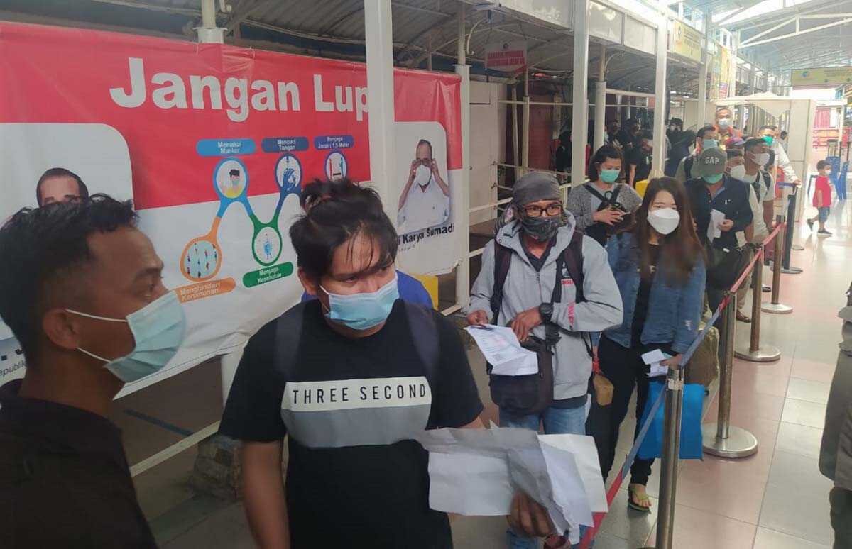 penumpang kapal di karimun wajib tes genose Arus penumpang turun di pelabuhan domestik Tanjung Balai Karimun. Penumpang mulai diwajibkan tes genose atau rapid antigen. (foto: yra)