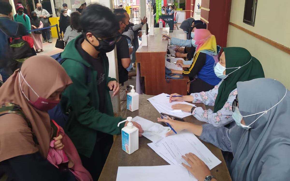 Pendataan penumpang oleh relawan Satgas COVID-19. (foto: yra)