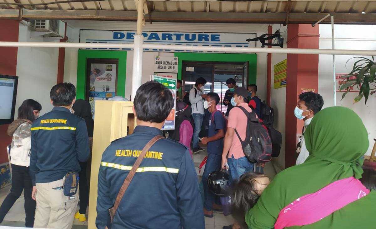 penumpang pelabuhan karimun Arus penumpang di pelabuhan domestik Tanjung Balai Karimun melonjak jelang pemberlakuan larangan mudik Lebaran. (foto: yra)