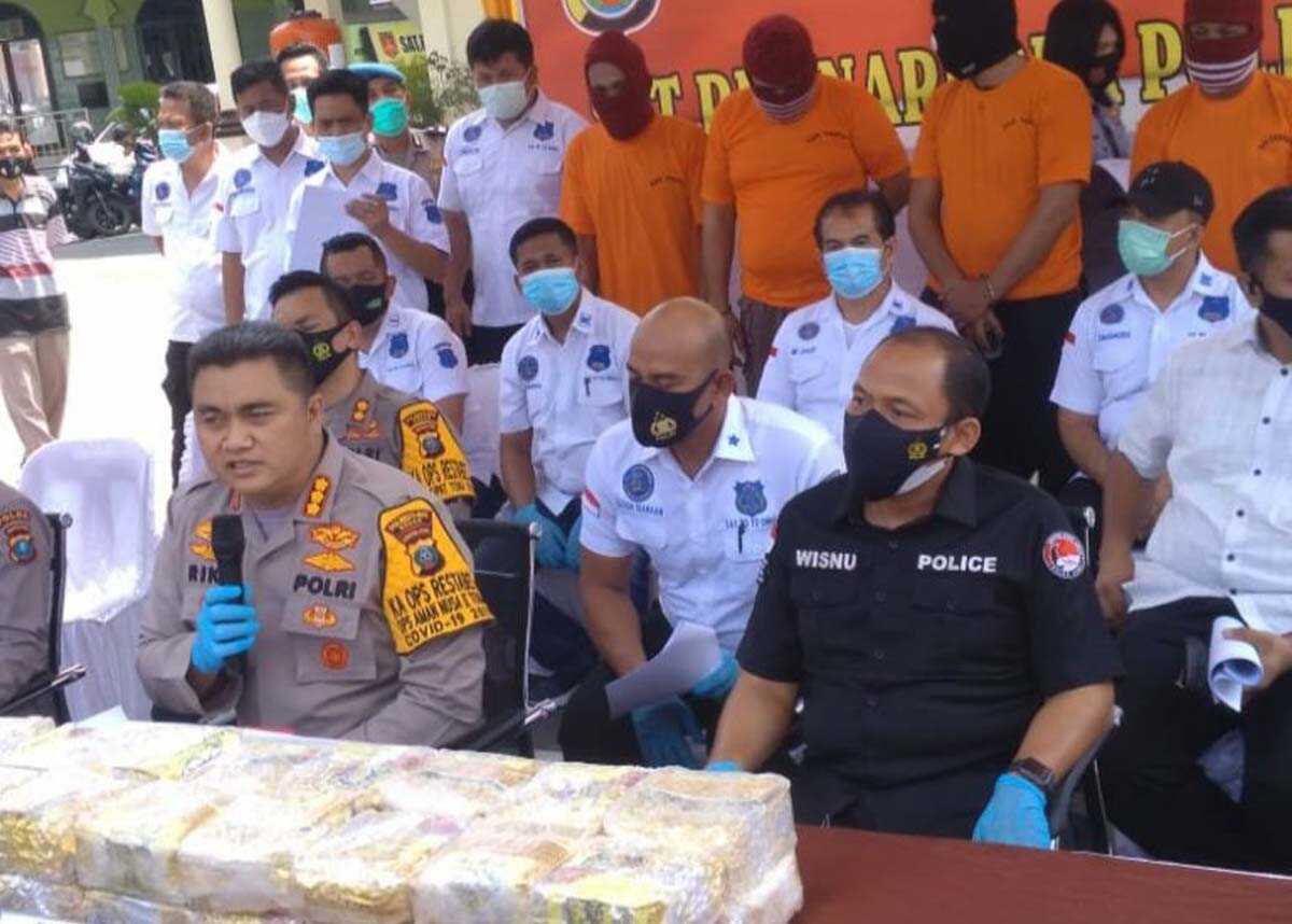 polrestabes medan ungkap sabu Kapolrestabes Medan memberikan keterangan pers terkait penggagalan peredaran 40 kg sabu.