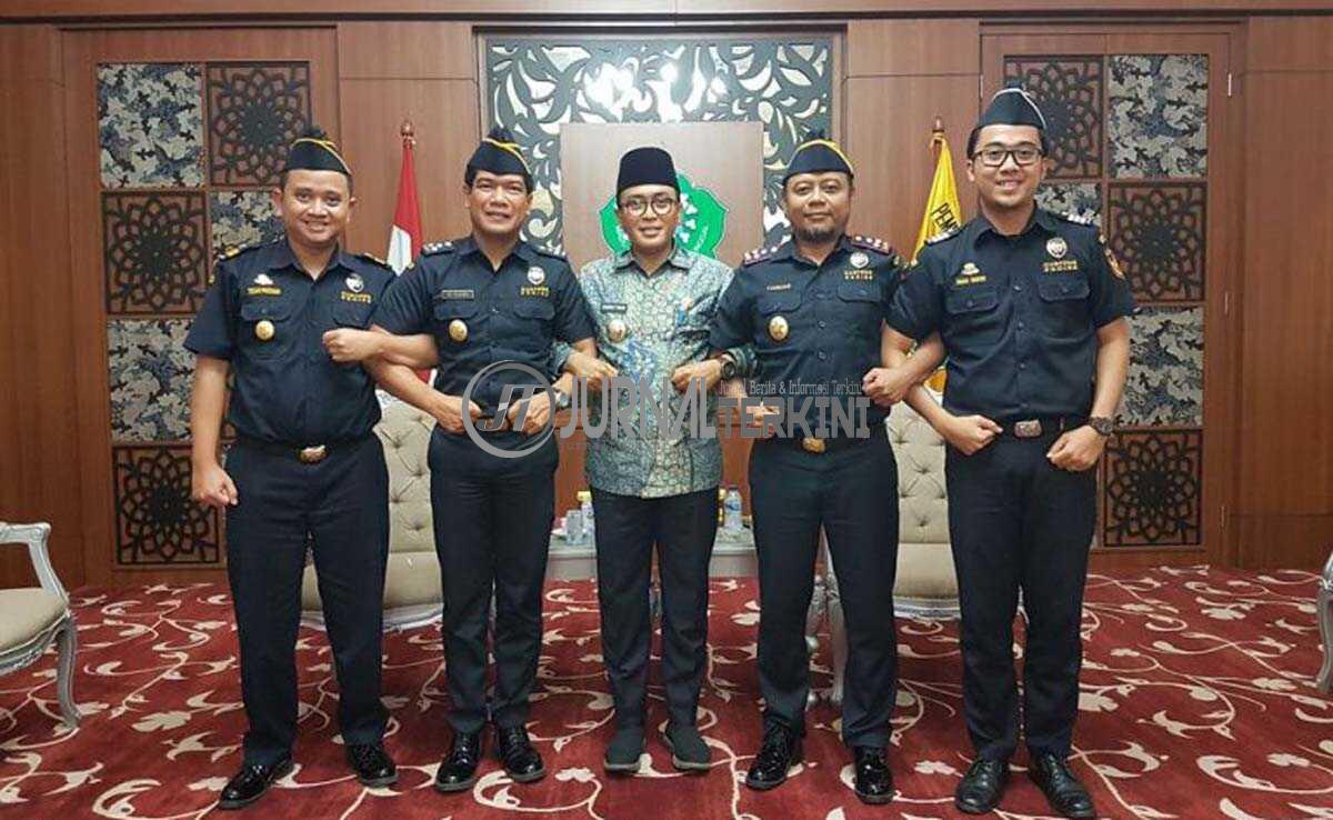 Bupati Pamekasan bersama pimpinan Bea Cukai Madura, Pemkab Pamekasan kerja sama dengan Bea Cukai berantas rokok ilegal.