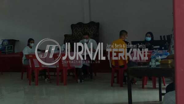 Gereja HKBP Seiputih vaksinasi COVID-19-1 Warga antre untuk menerima suntikan vaksin COVID-19. (foto: Ronald Sihombing)