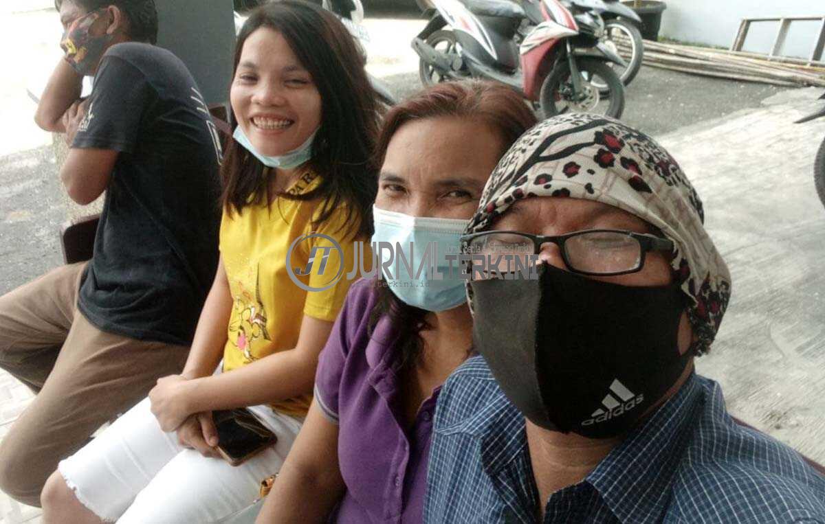 Warga antre untuk menerima suntikan vaksin COVID-19 di Gereja HKBP Seiputih Medan. (foto: Ronald Sihombing)