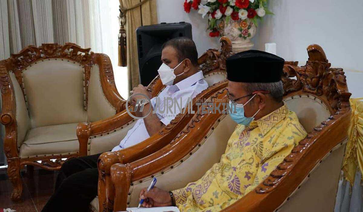 Ketua DPRD Karimun M Yusuf Sirat (kanan) menghadiri pertemuan antara Bupati dengan BPK. (foto: Humas Pemkab Karimun)