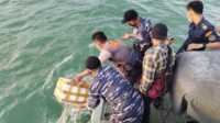 Danlanal TBK Letkol Laut (P) Puji Basuki memimpin pelepasliaran benih lobster yang hendak diselundupkan ke luar negeri. (foto: yra)