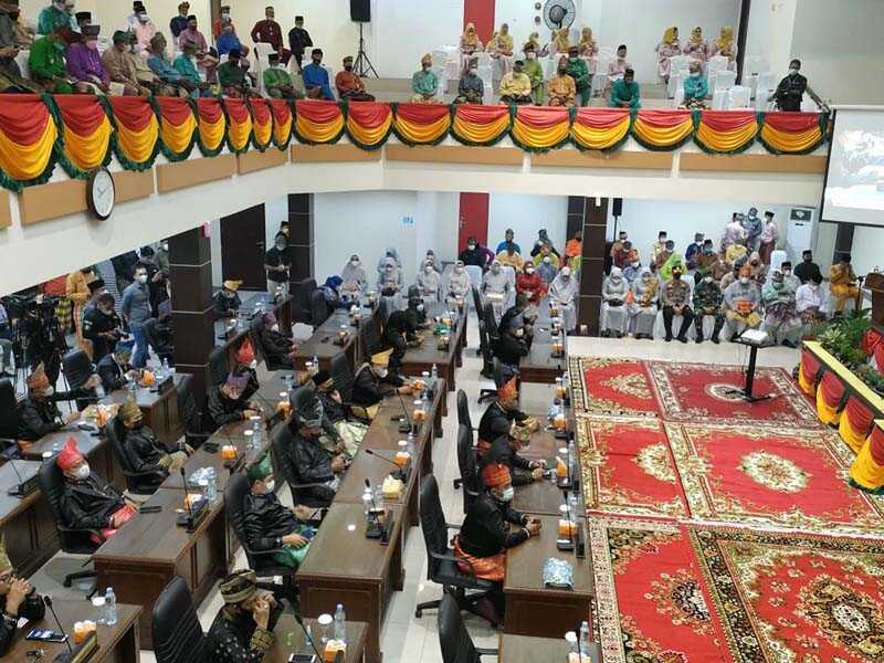 Anggota DPRD dan para undangan mengikuti rapat paripurna istimewa Milad Kabupaten Inhil ke-56. (foto: Humas DPRD Inhil)