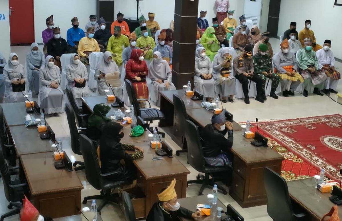 Para anggota dewan, undangan dan Forkopimda mengikuti rapat paripurna istimewa Milad Kabupaten Inhil ke-56/ (foto: Humas DPRD Inhil)