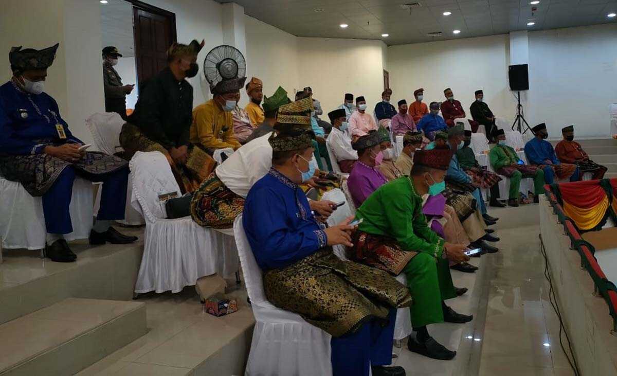 Sejumlah pejabat dan pimpinan OPD mengikuti rapat paripurna istimewa Milad Kabupaten Inhil ke-56 (foto: Humas DPRD Inhil)