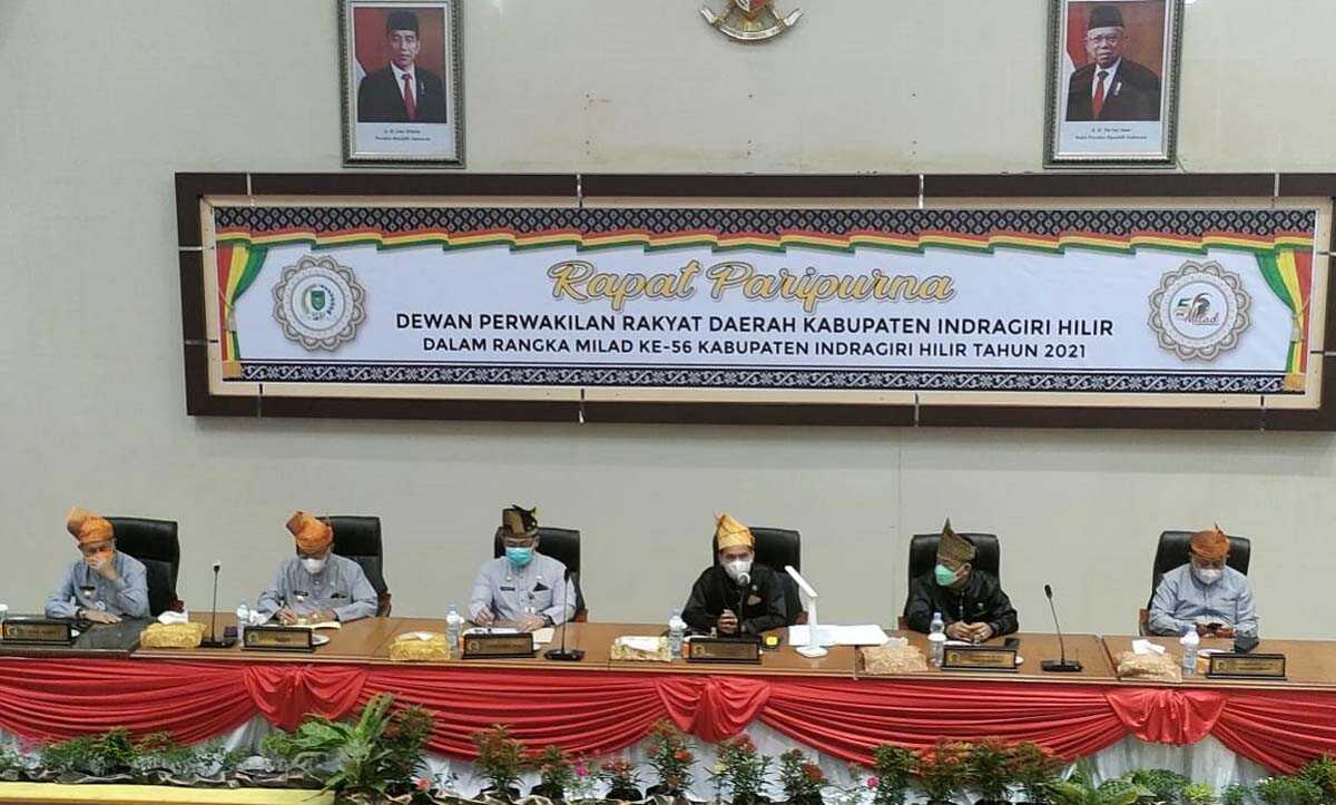 Paripurna milad Kabupaten Inhil-8 Bupati, Wakil Bupati dan pimpinan DPRD Inhil dalam rapat paripurna istimewa Milad Kabupaten Inhil ke-56. (foto: Humas DPRD Inhil)
