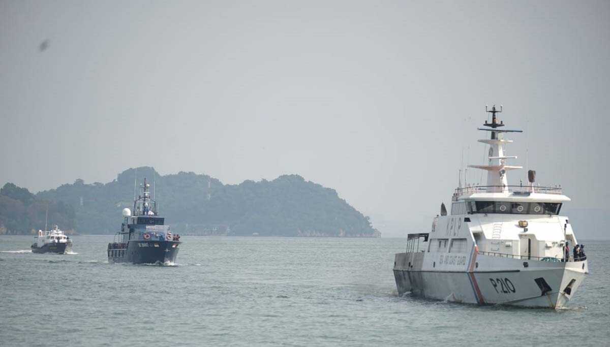 Patroli laut bersama BC Kplp Tiga pejabat dari Bea Cukai, KPLP dan Polisi Perairan memberikan keterangan pers usai apel gabungan tanda dimulainya patrol. (foto: istimewa)