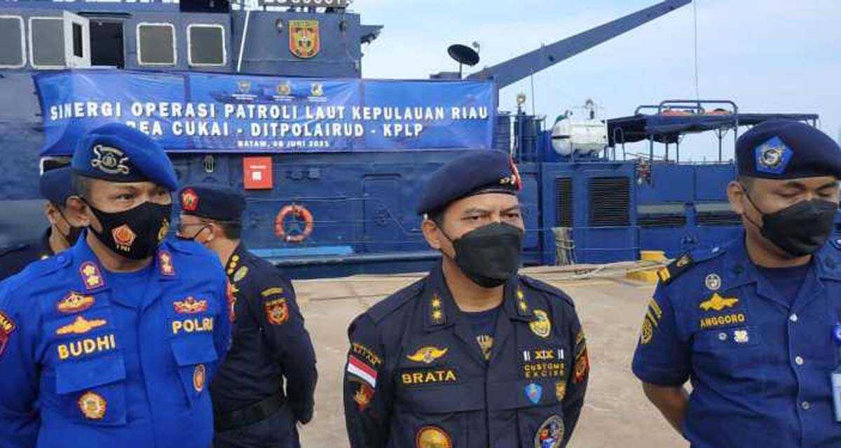 Bea Cukai, KPLP dan Polisi Perairan menggelar patroli di laut Kepri. (foto: istimewa)