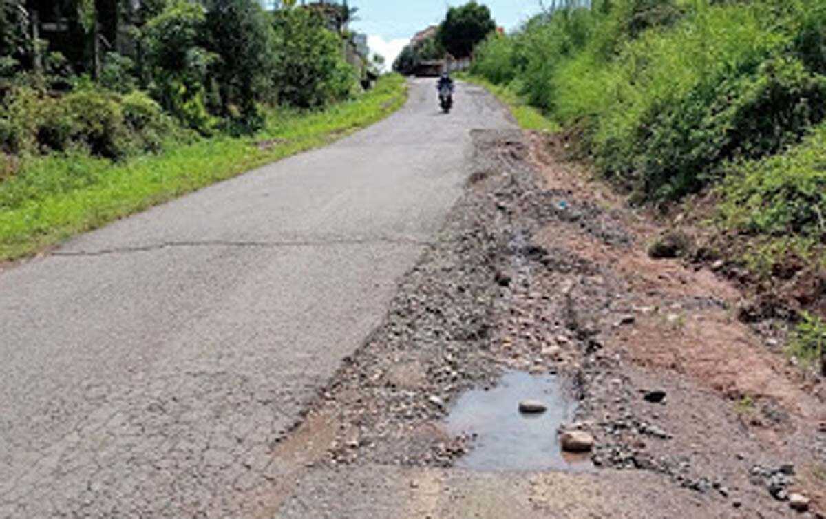 Pembangunan jalan poros musi rawas Jalan poros Kecamatan Jayaloka Kecamatan Musi Rawas yang berlubang padahal baru selesai dibangun.