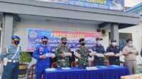 Danlanal Tanjung Balai Karimun (TBK) Letkol Laut (P) dan jajaran serta instansi terkait menggelar konferensi pers penggagalan penyelundupan benih lobster, Senin (28/6/2021). (foto: yra)