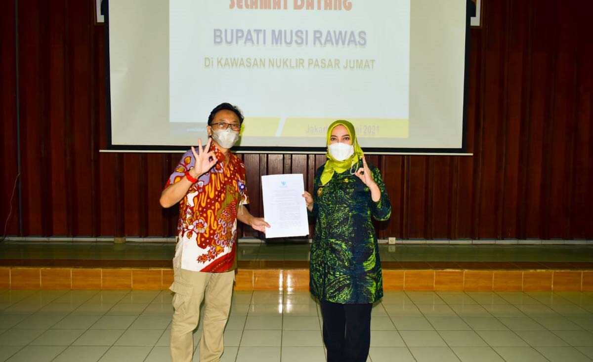 Bupati Musi Rawas Ratna Machmud dan Kepala Batan Anhar Riza Antariksawan.