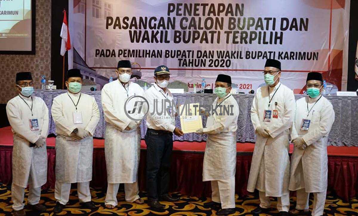 Ketua DPRD Karimun menerima penghargaan dari Ketua KPU Karimun usai rapat pleno. (foto: Humas Pemkab Karimun)