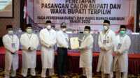 Ketua DPRD Karimun menerima penghargaan dari Ketua KPU Karimun usai rapat pleno. (foto: Humas Pemkab Karimun)