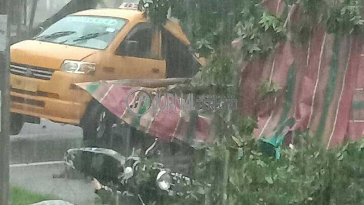Mobil angkot ringsek ditimpa pohon tumbang akibat hujan deras disertai angin kencang di Medan Tuntungan, Senin (28/6/2021), dua penumpang dilaporkan meninggal dunia. (foto: Ronald Sihombing)