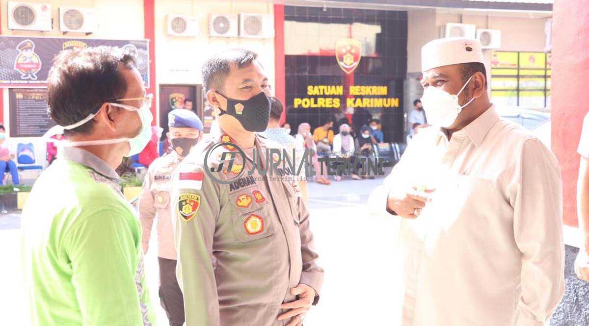 Bupati Karimun Aunur Rafiq, Kapolres AKBP Muhammad Adenan dan Kepala Dinas Kesehatan Rachmadi meninjau posko vaksinasi di Mapolres Karimun, Jumat (4/6/2021). (foto: yra)