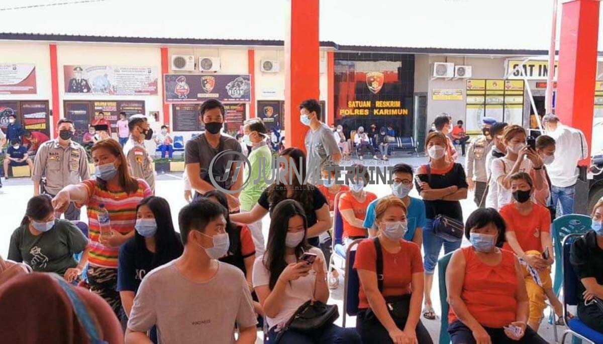Warga antre di posko vaksinasi Poles Karimun (foto: yra)