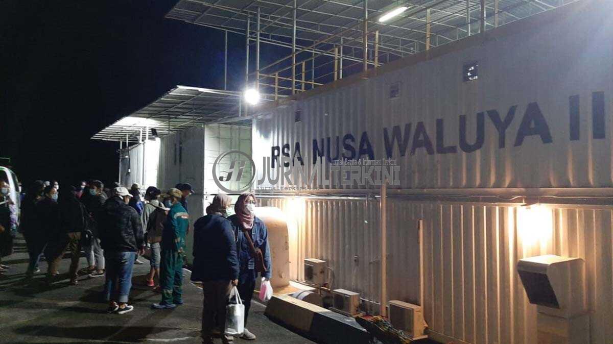 Rumah Sakit Apung (RSA) Nusa Waluya II beri pengobatan gratis kepada warga Karimun.