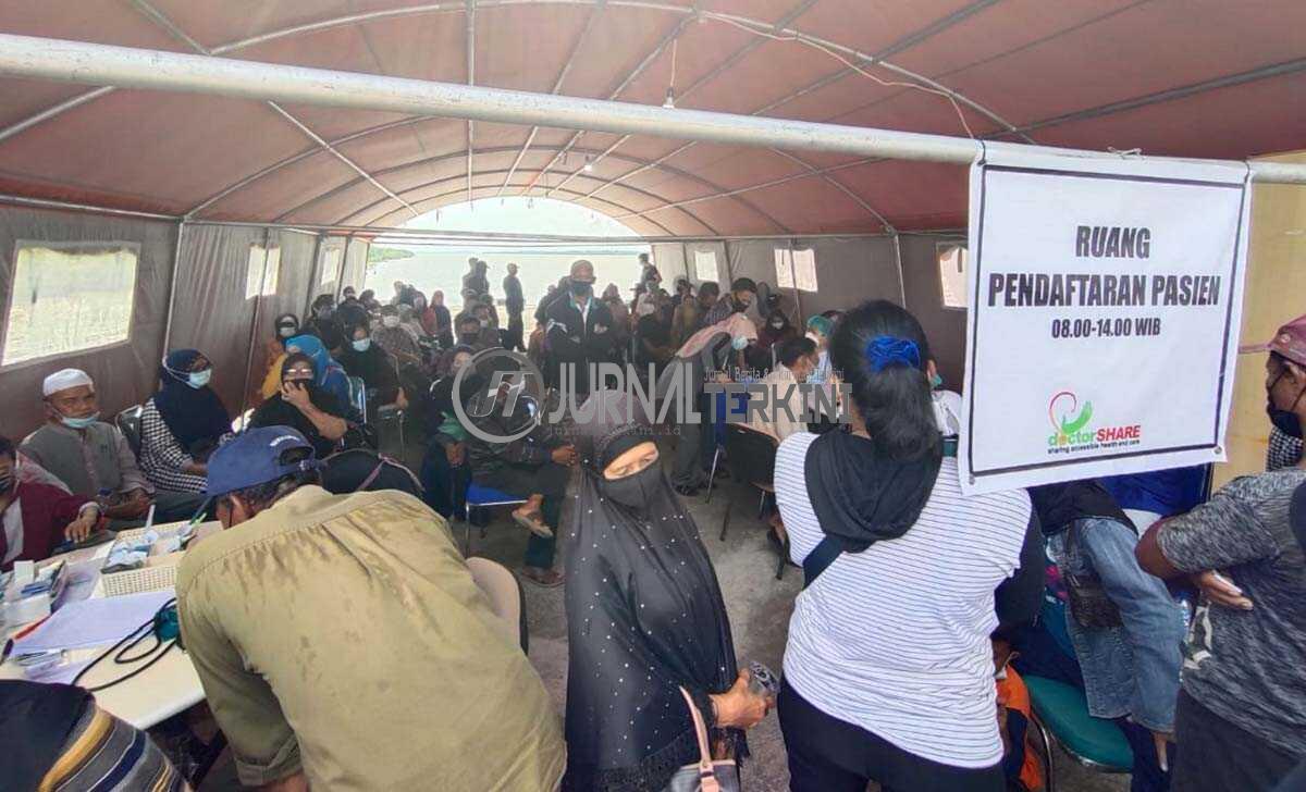 Warga Karimun antusias mendaftar pengobatan gratis Rumah Sakit Apung (RSA) Nusa Waluya 2. (foto: yra)