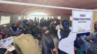 Warga Karimun antusias mendaftar pengobatan gratis Rumah Sakit Apung (RSA) Nusa Waluya 2. (foto: yra)