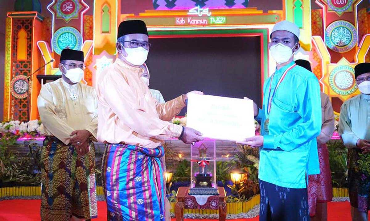 STQ Karimun 2021-10 Ketua DPRD Karimun menyerahkan hadiah bagi pemenang dalam STQ XIII tingkat Kabupaten Karimun tahun 2021. (foto: Dok. Humas Pemkab Karimun)