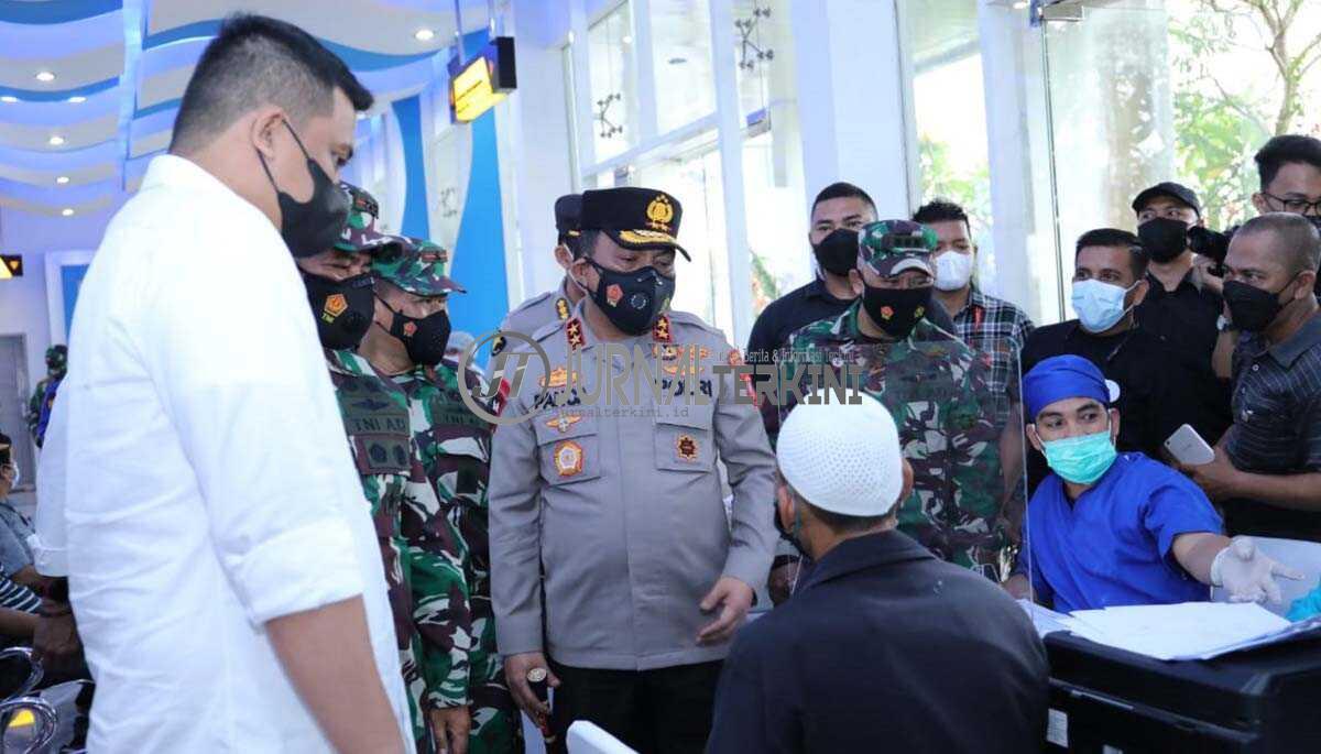 Vaksinasi massal Polda Sumut-1 Kapolda Sumut meninjau vaksinasi massal yang digelar dalam rangka Hari Bhayangkara ke-75.