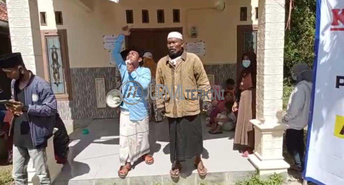Aksi warga Desa Batu Ampar, Sumenep, Madura, Jatim.