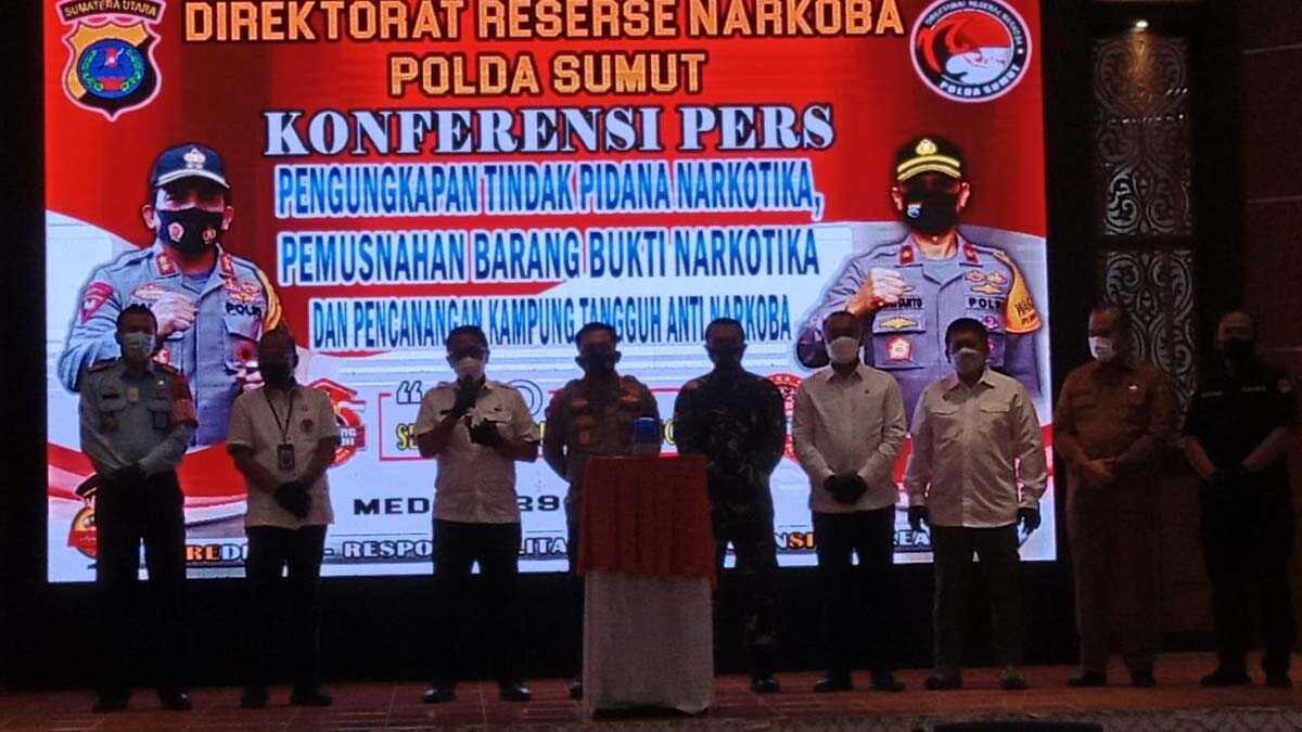 konferensi pers kasus narkoba polda sumut Konferensi pers pengungkapan kasus narkoba Polda Sumut.