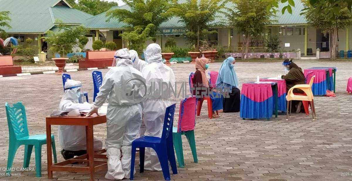 lonjakan pasien COVID-19 di Karimun Petugas Guus Tugas COVID-19 mendata warga pasien yang menjalani diisolasi di SMPN 2 Tebing. (foto: yra)
