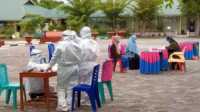 Petugas Guus Tugas COVID-19 mendata warga pasien yang menjalani diisolasi di SMPN 2 Tebing. (foto: yra)