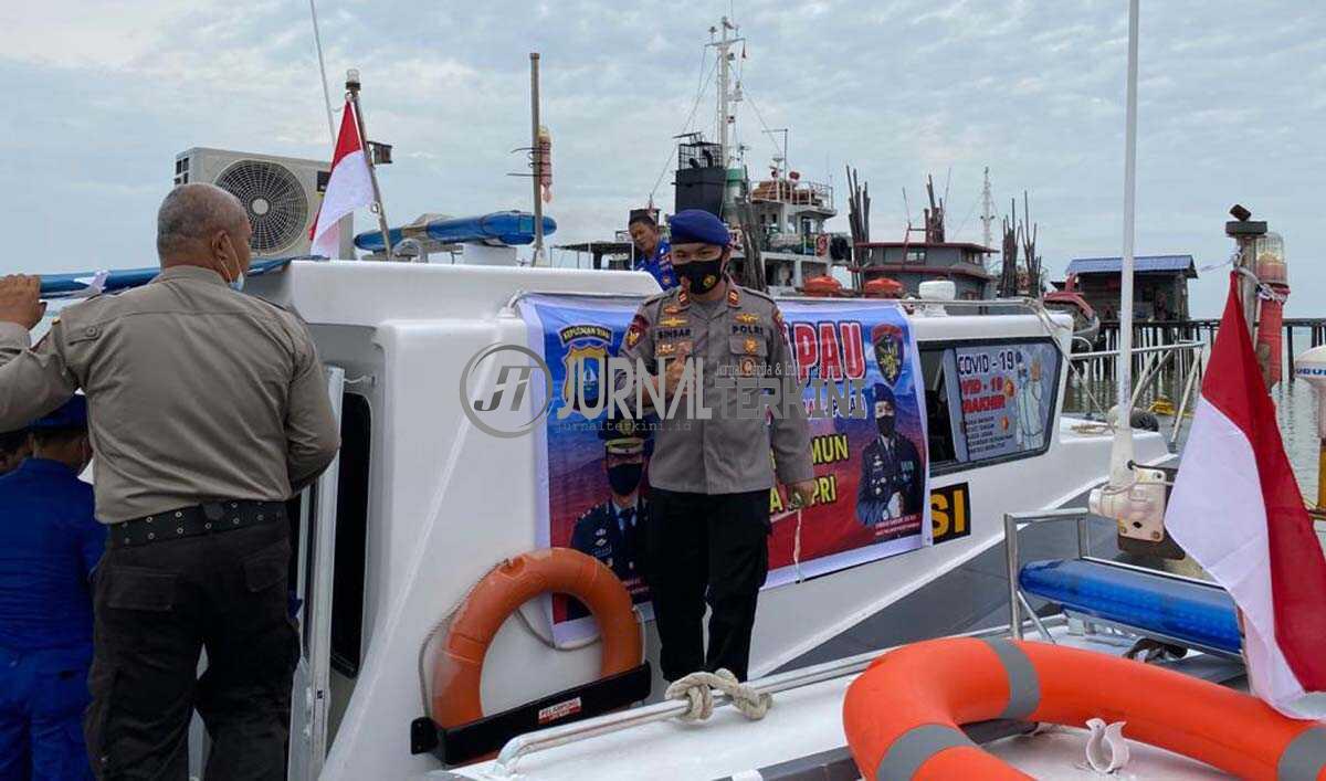 Satpolair Polres Karimun melaksanakan program Nasi Kapau Vaksinasi COVID-19 menjangkau warga pesisir atau hinterland.