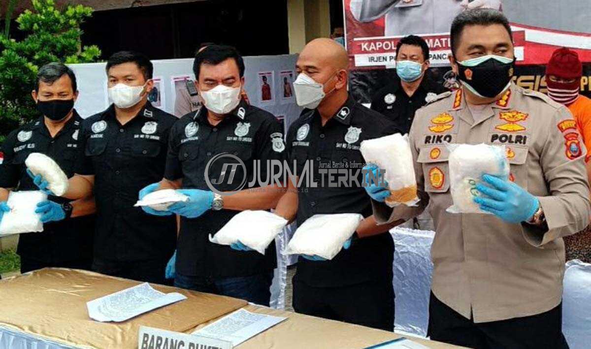 Kapolrestabes Medan menggelar konferensi pers terkait penangkapan pasangan suami istri diduga kurir sabu sebanyak 10 kilogram, Rabu (2/6/2021). (foto: ronald sihombing)