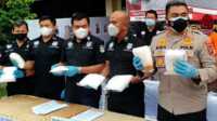 Kapolrestabes Medan menggelar konferensi pers terkait penangkapan pasangan suami istri diduga kurir sabu sebanyak 10 kilogram, Rabu (2/6/2021). (foto: ronald sihombing)