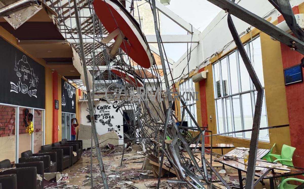 puting beliung di Coastal Area Karimun Satu kafe di coastal area Karimun rusak berat diterjang angin puting beliung. (foto: yra)