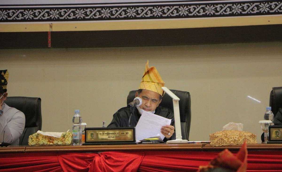 Ketua DPRD Kabupaten Indragiri Hilir, DR. H Ferryandi, ST. MT. MM yang memimpin rapat paripurna istimewa Milad Kabupaten Inhil ke-56. (foto: Humas DPRD Inhil)